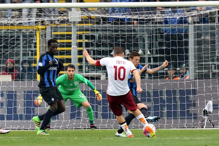 Il gol del pareggio di Totti. LAPRESSE